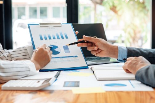 10 korakov za ustvarjanje strategije upravljanja znanja + primeri