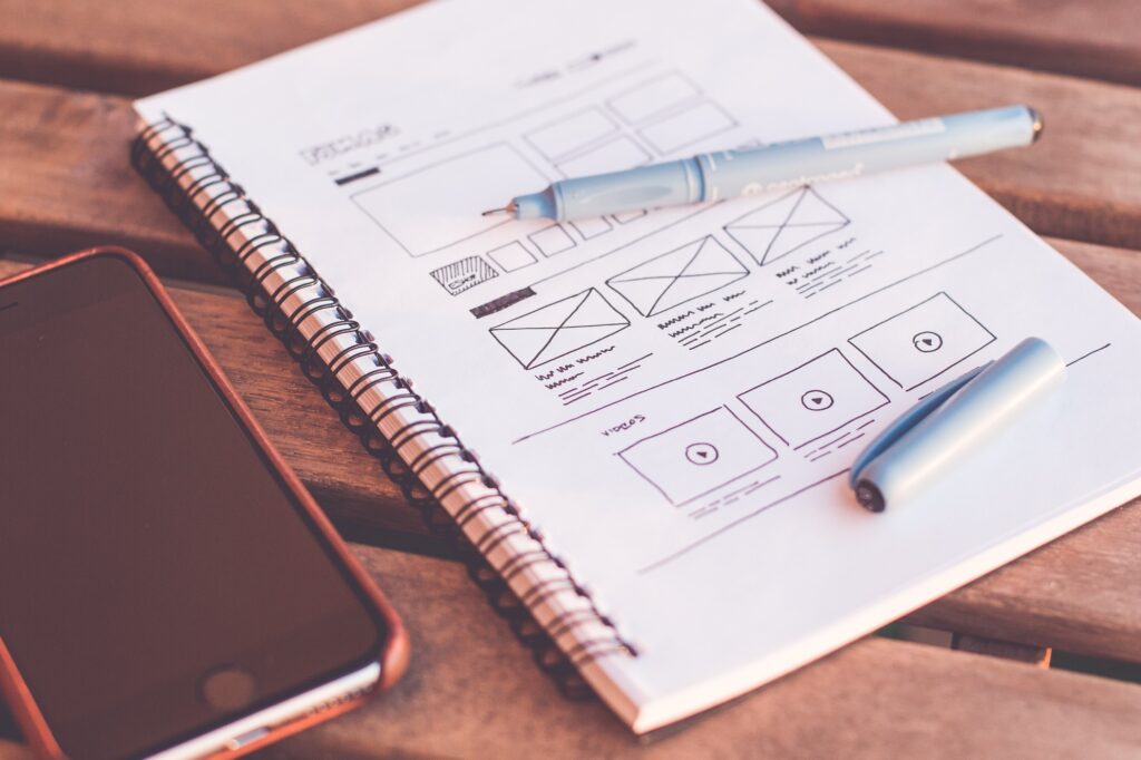 Beležnica z oblikovalskim dizajnom