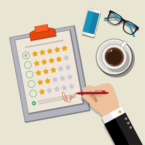 Ilustracija povratnih informacij strank - Roka, ki preverja odličen rezultat v anketi