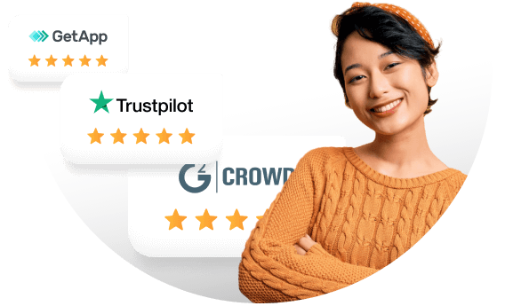 Nasmejana ženska z nagradami ob njej.