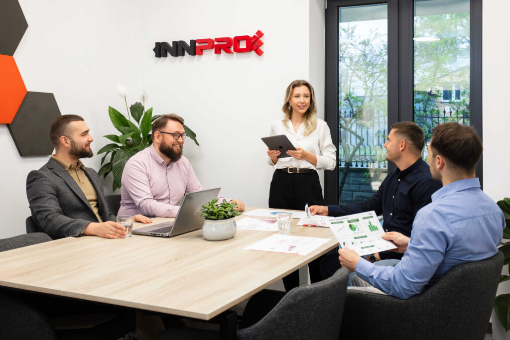 INNPRO-jeva ekipa v pisarni